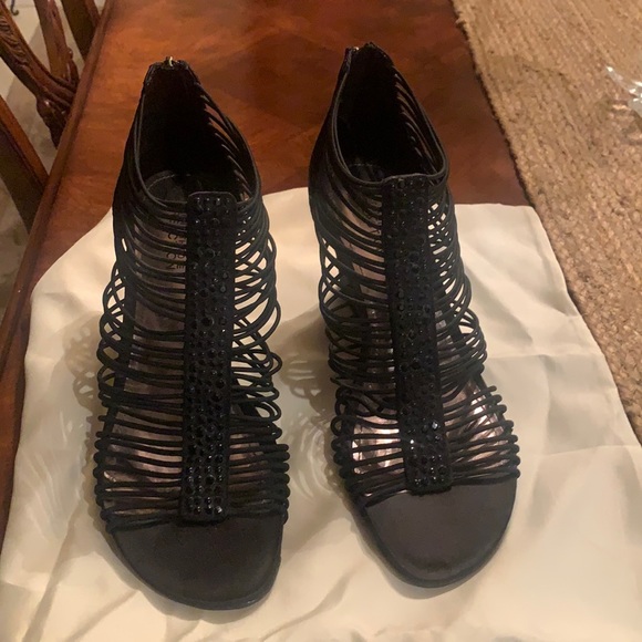 Kenneth Cole gently worn . - Picture 1 of 2